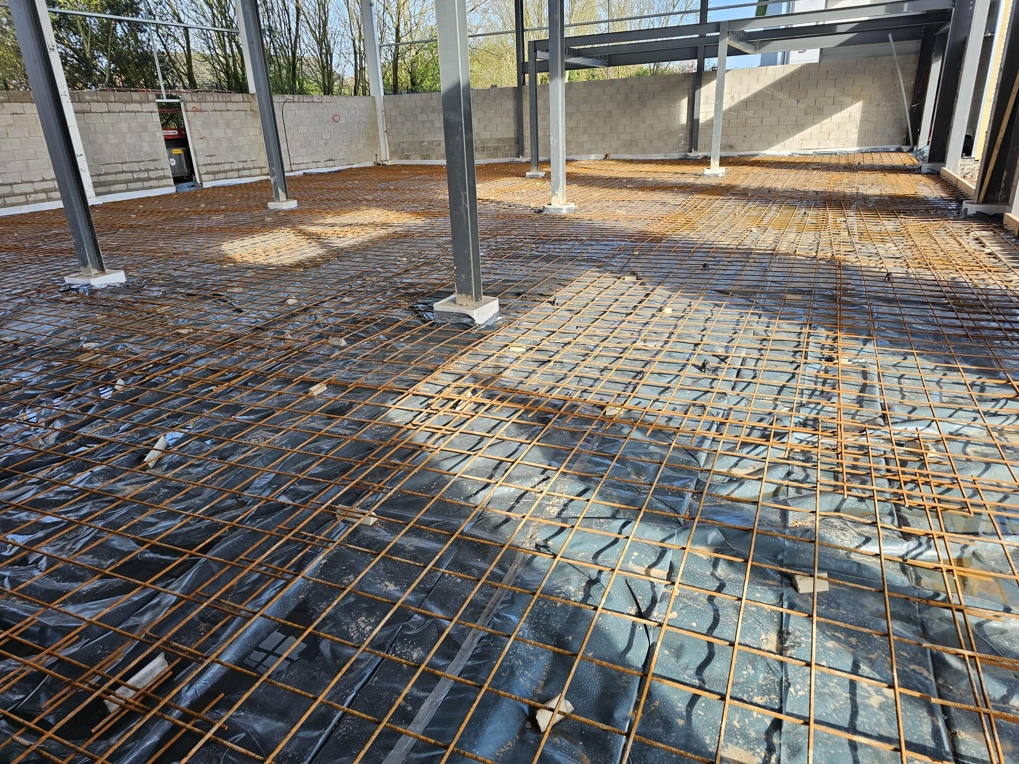 Reinforced slab preparation with steel mesh inside a steel-frame building